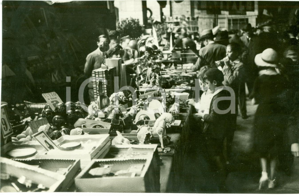 Fotografia d epoca originale 1933 MILANO Giornata Giocattolo Italiano in Piazza MERCANTI Fotografia 1