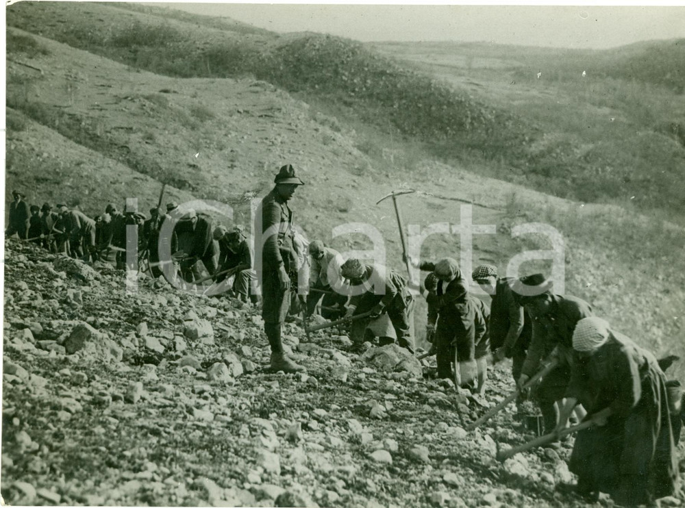 Fotografia d epoca originale 1930 ca GENOVA Operai dissodano colline sotto controllo della MILIZIA Foto 1