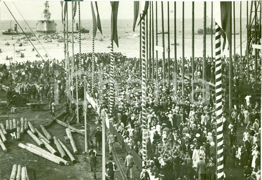 Fotografia d epoca originale 1932 GENOVA Folla assiste a varo incrociatore BOLZANO Fotografia 1