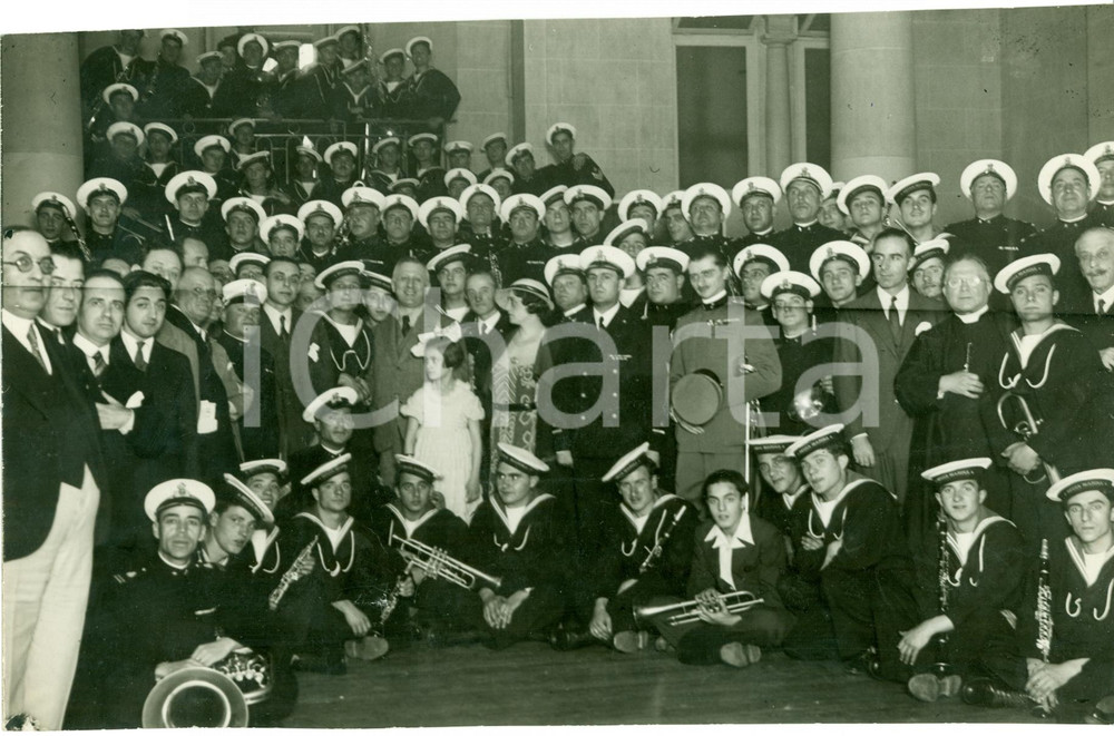 Fotografia d epoca originale 1933 PARIGI Banda musicale della MARINA visita CASA DEGLI ITALIANI Fotografia 1