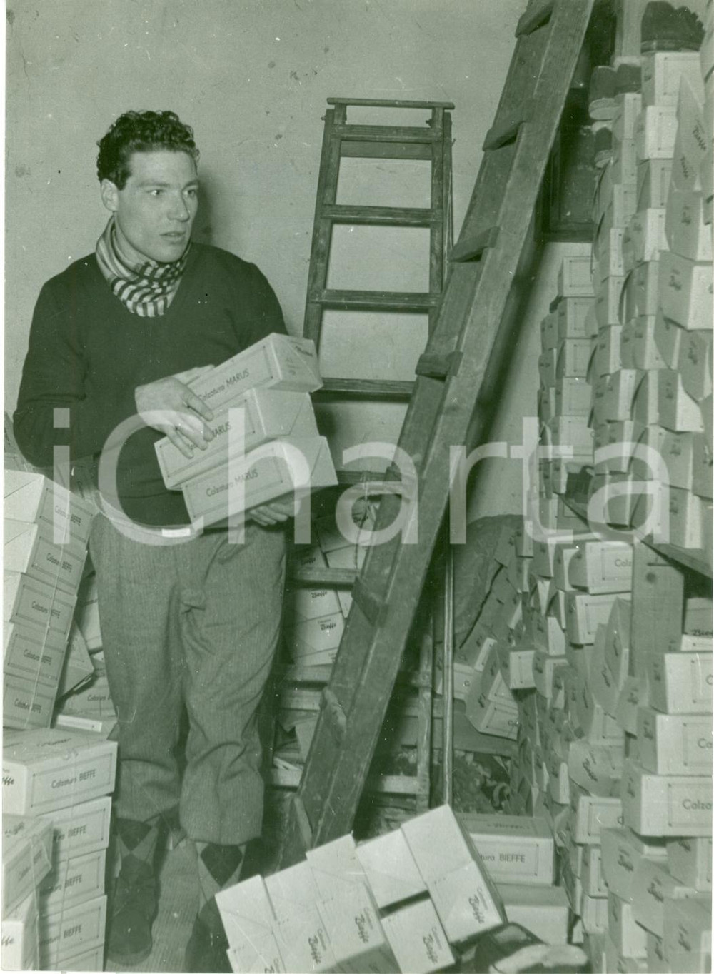 Fotografia d epoca originale 1953 GIRO ITALIA Ciclista Renzo SOLDANI in magazzino calzature MARUS BIEFFE Foto 1