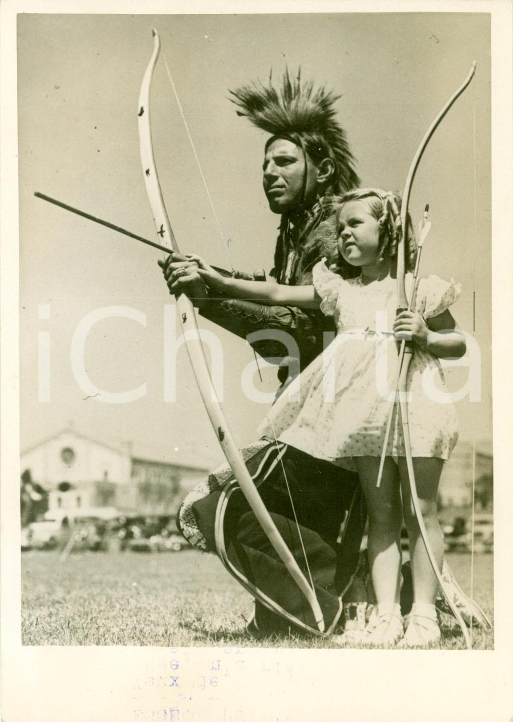 Fotografia d epoca originale 1938 PARIS Chef indien YEUX DE FER insegna a tirare con l arco FOTOGRAFIA 1