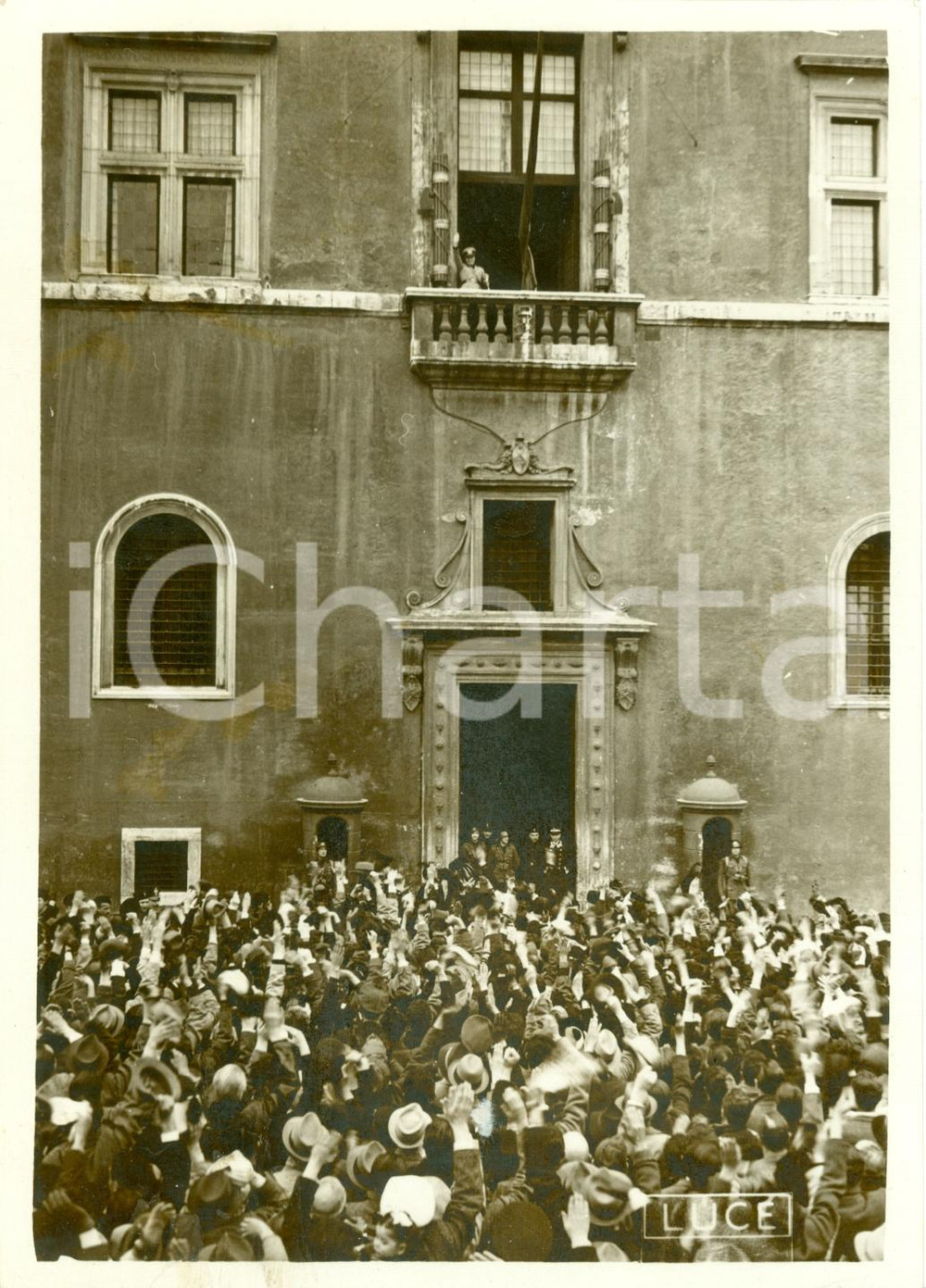 Fotografia d epoca originale 1939 ROMA Anniversario Aeronautica DUCE saluta folla da Palazzo VENEZIA Foto 1