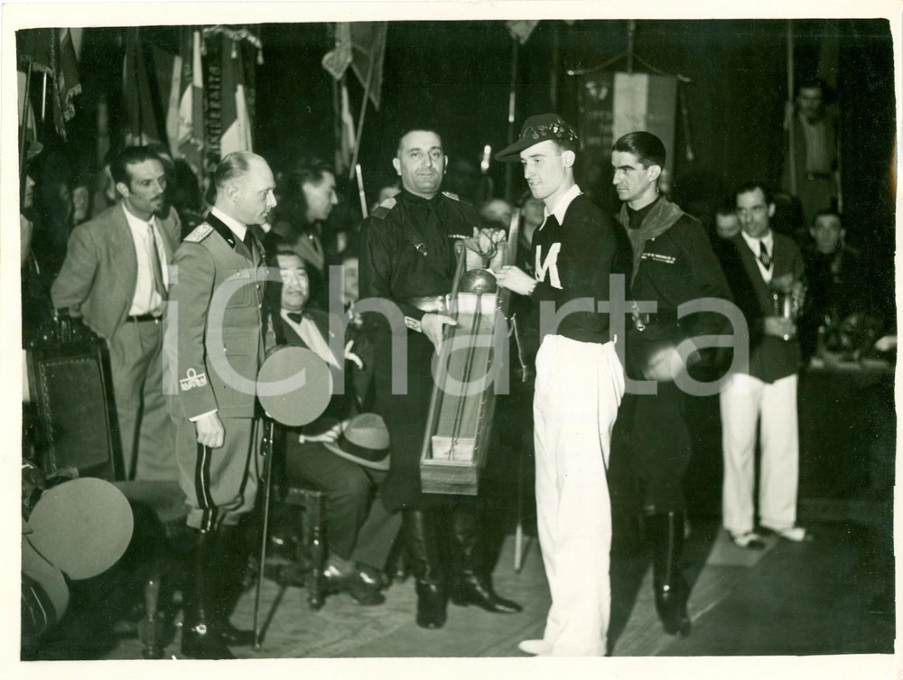 Fotografia d epoca originale 1934 MILANO Rino PARENTI consegna spada a vincitore scherma LITTORIALI Foto 1