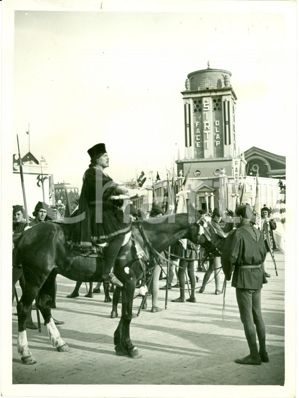 Fotografia d epoca originale 1936 MILANO Banditore carosello delle Contrade FIERA Campionaria FACE OLAP SIRTI 1