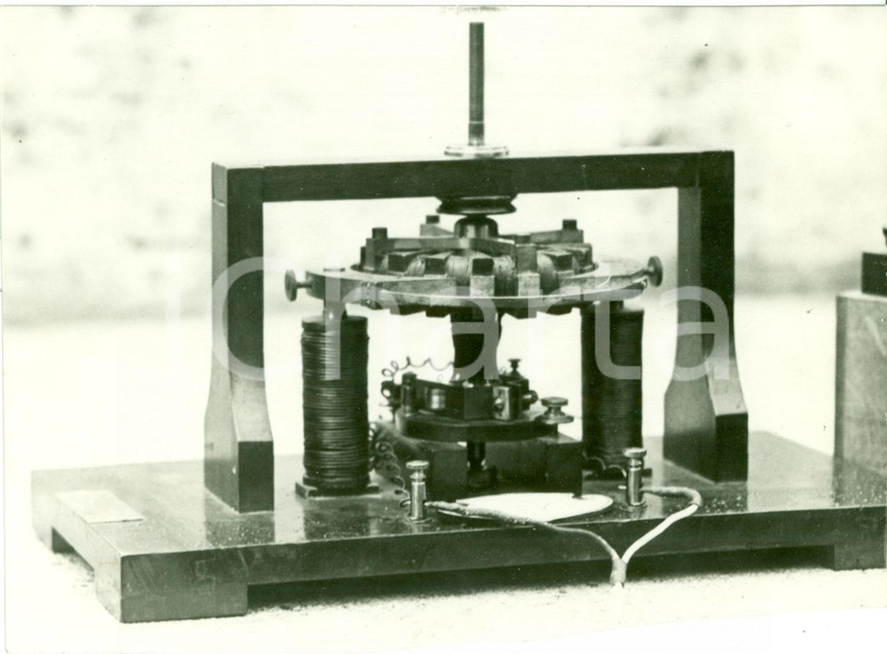 Fotografia d epoca originale 1932 ELETTRICITA  Modello anello di PACINOTTI offerto al DUCE Fotografia 1