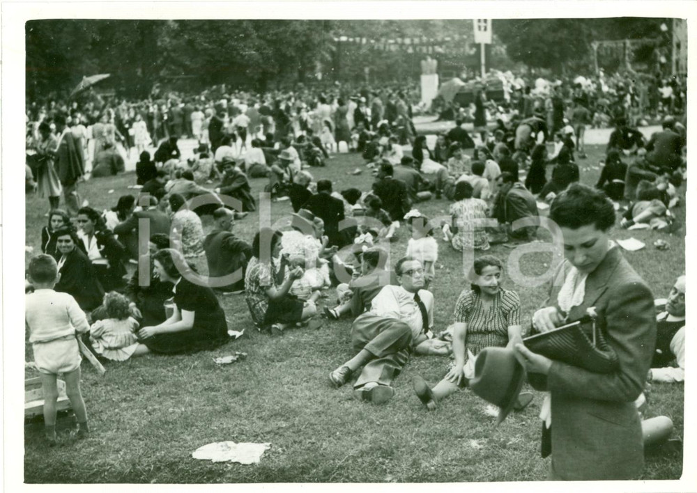 Fotografia d epoca originale 1940 MILANO Merenda con uva Giardini Pubblici GIORNATA DELL UVA Fotografia 1