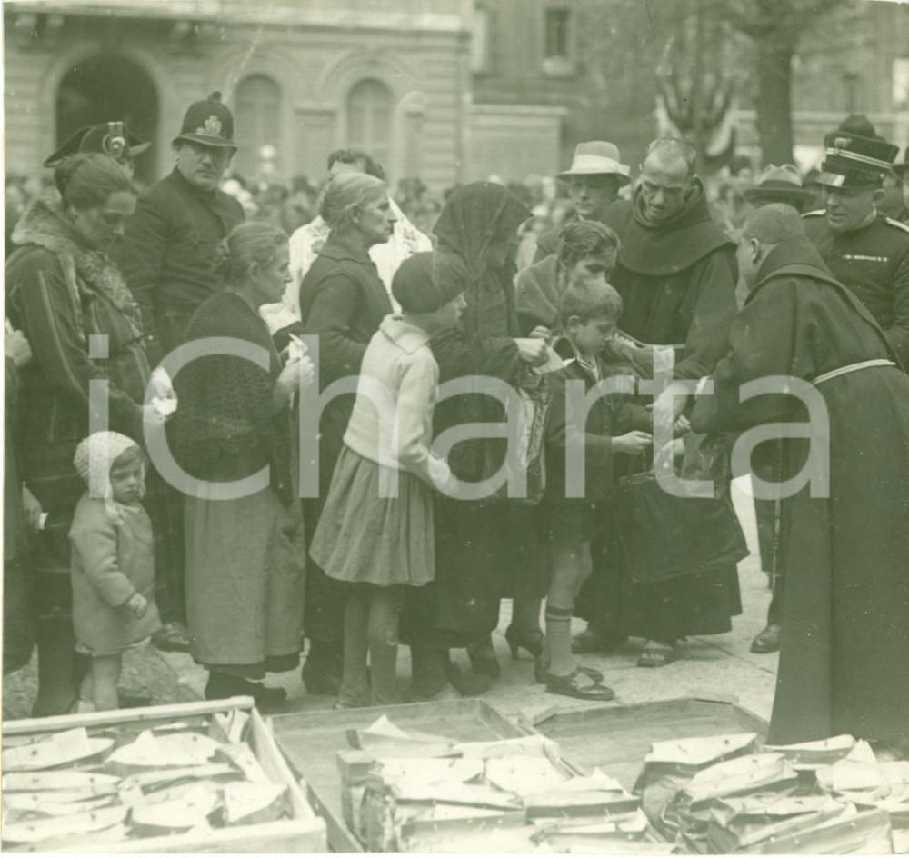 Fotografia d epoca originale 1940 ca MILANO Frati distribuiscono pane ai poveri per le strade FOTOGRAFIA 1