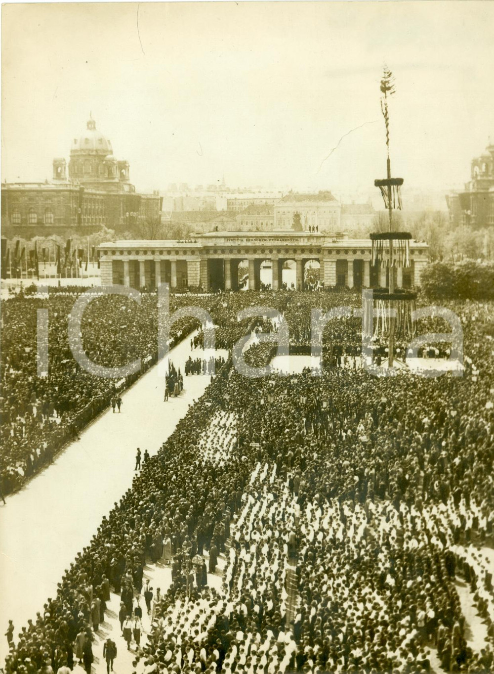 Fotografia d epoca originale 1938 WIEN AU Festa Nazionale Lavoro a PIAZZA EROI Fotografia DANNEGGIATA 1