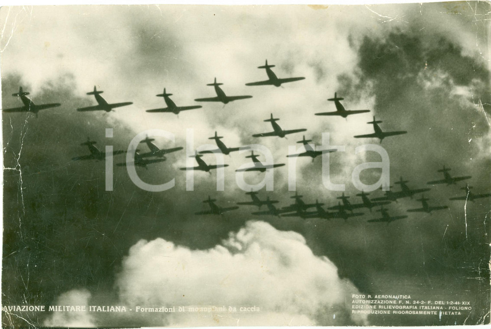 Fotografia d epoca originale 1941 AVIAZIONE MILITARE ITALIANA Monoplani da caccia in formazione DANNEGGIATA 1