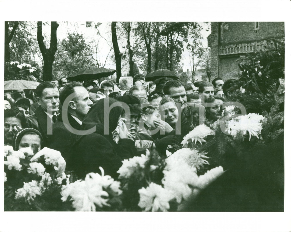 Fotografia d epoca originale 1956 MAGYAROVAR Funerali vittime Polizia Segreta Comunista Hungarian Revolution 1