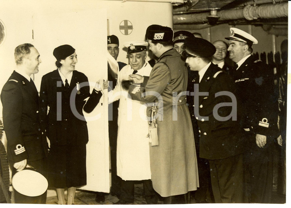 Fotografia d epoca originale 1938 GENOVA Italo BALBO pone un nastro bianco su cabina piroscafo SARDEGNAFoto 1