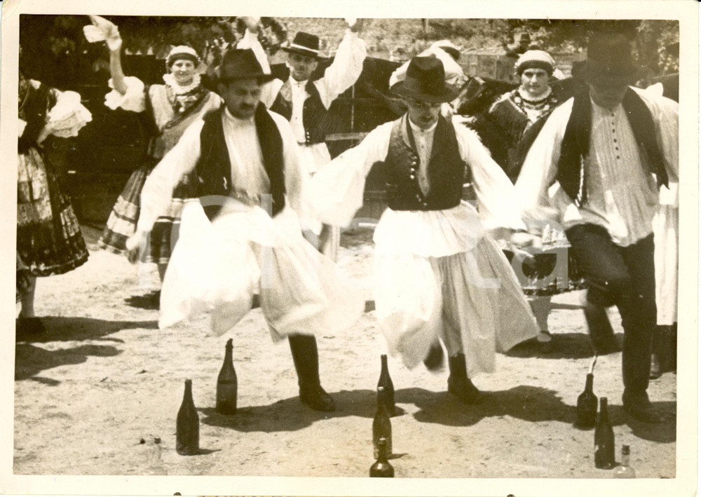 Fotografia d epoca originale 1937 CANNES F Festa Folklore Gruppo ungherese BOUQUET DE PERLES Danza Bottiglie 1