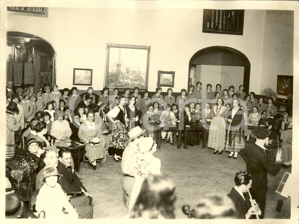 Fotografia d epoca originale 1930 ROMA Angiola MORETTI Fasci Femminili danze in costume nazionaliste tedesche 1