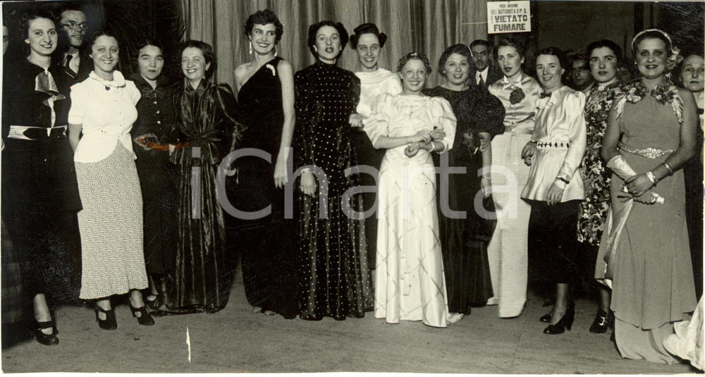 Fotografia d epoca originale 1936 TORINO Festa delle CATERINETTE Sarte premiate a Teatro CHIARELLA Foto 1
