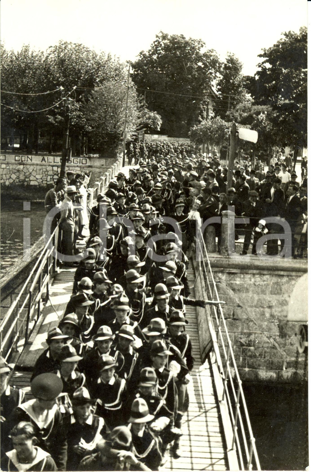 Fotografia d epoca originale 1933 VARESE Imbarco Avanguardisti su piroscafo MILANO Crociera Lago MAGGIORE 1