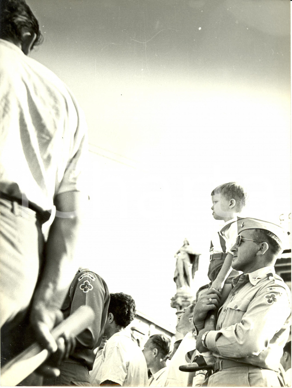 Fotografia d epoca originale 1955 ca TRIESTE TLT Militari americani TRUST con bambino ad una parata FOTO 1