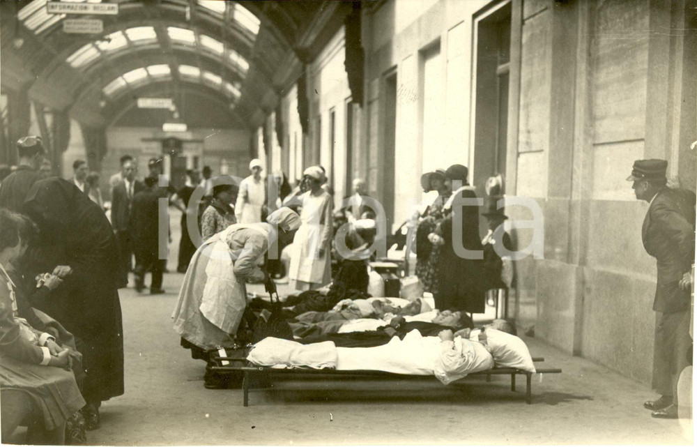Fotografia d epoca originale 1931 MILANO Stazione Centrale Malati gravi in attesa di partire per LOURDES Foto 1