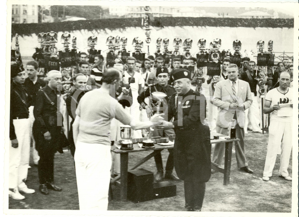 Fotografia d epoca originale 1935 GENOVA Gare Nazionali FASCI GIOVANILI Renzo MORIGI premia squadra GENOVA 1