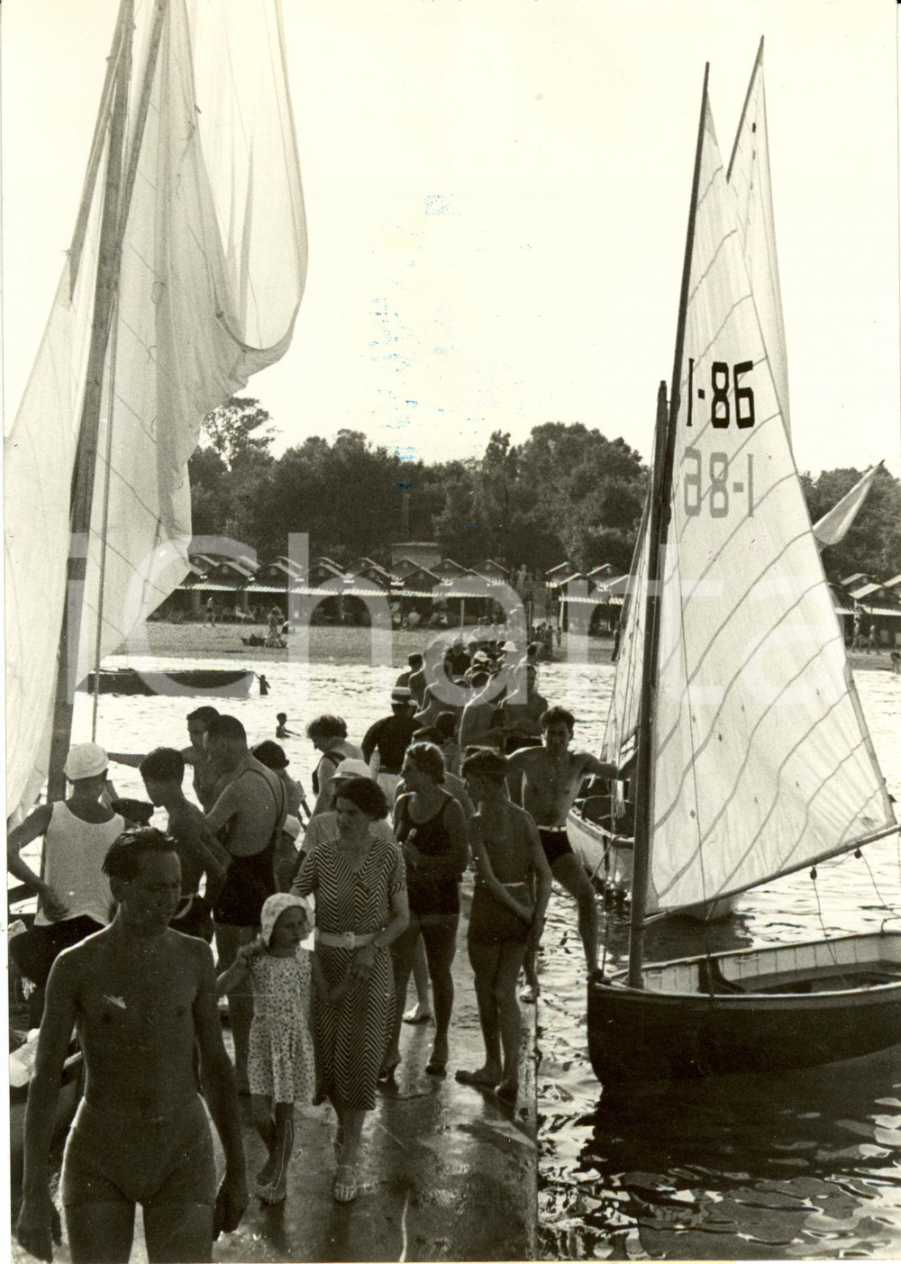 Fotografia d epoca originale 1937 VENEZIA La folla al LIDO inaugura la stagione estiva con barche a vela Foto 1