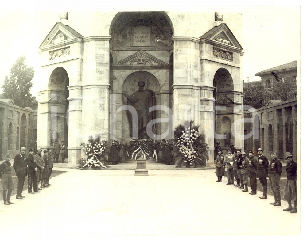 Fotografia d epoca originale 1935 MILANO SANT AMBROGIO Annuale della Vittoria presso il Monumento ai Caduti 1
