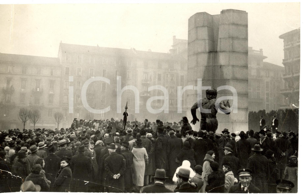 Fotografia d epoca originale 1936 MILANO PORTA VITTORIA Inaugurazione monumento a Giuseppe GRANDI Fotografia 1