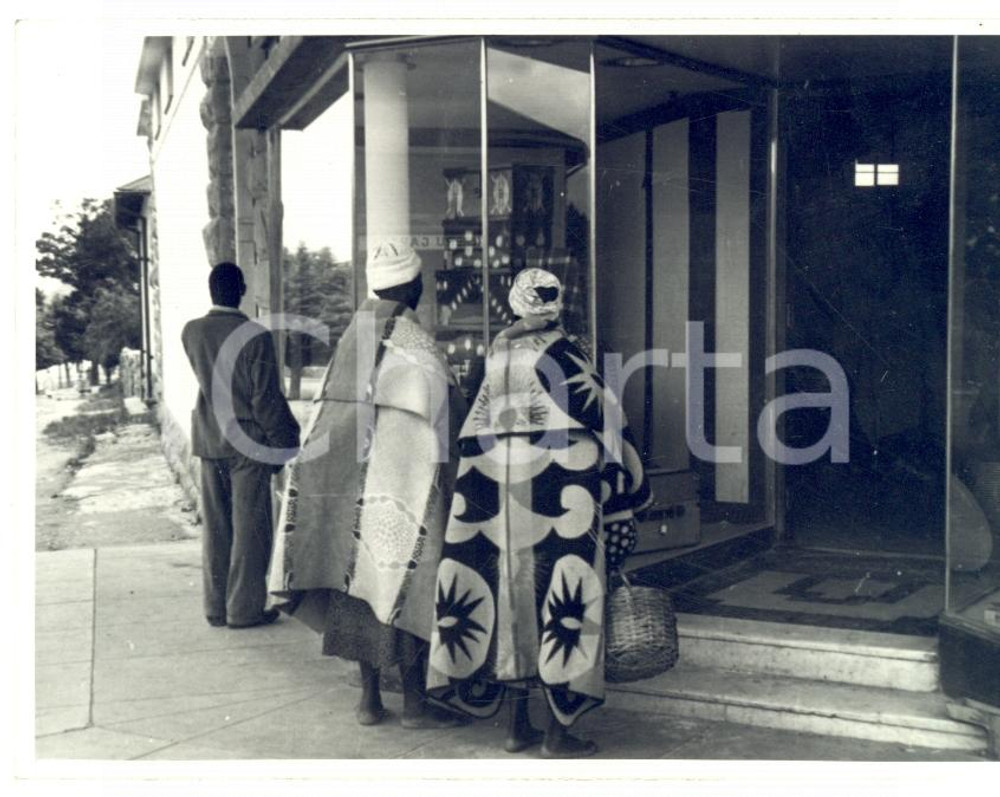 Fotografia d epoca originale 1940 ca MASERU LESOTHO Clienti presso un negozio  Foto 11 x 8 cm 1