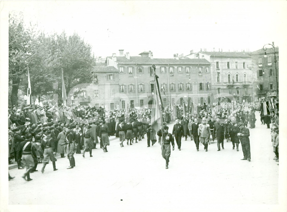 Fotografia d epoca originale 1935 MILANO Combattenti sfilano per per anniversario VITTORIA WWI Fotografia 1