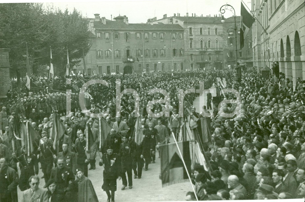 Fotografia d epoca originale 1935 MILANO Corteo ex Combattenti sfila in Piazza SANT AMBROGIO Annuale Vittoria 1