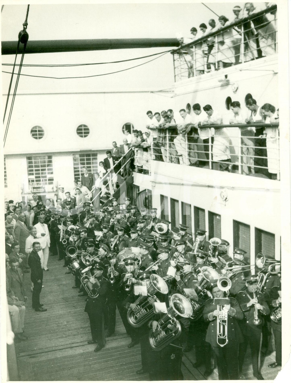 Fotografia d epoca originale 1937 RODI GRECIA Banda tranvieri milanesi suona su CONTE GRANDE Fotografia 1