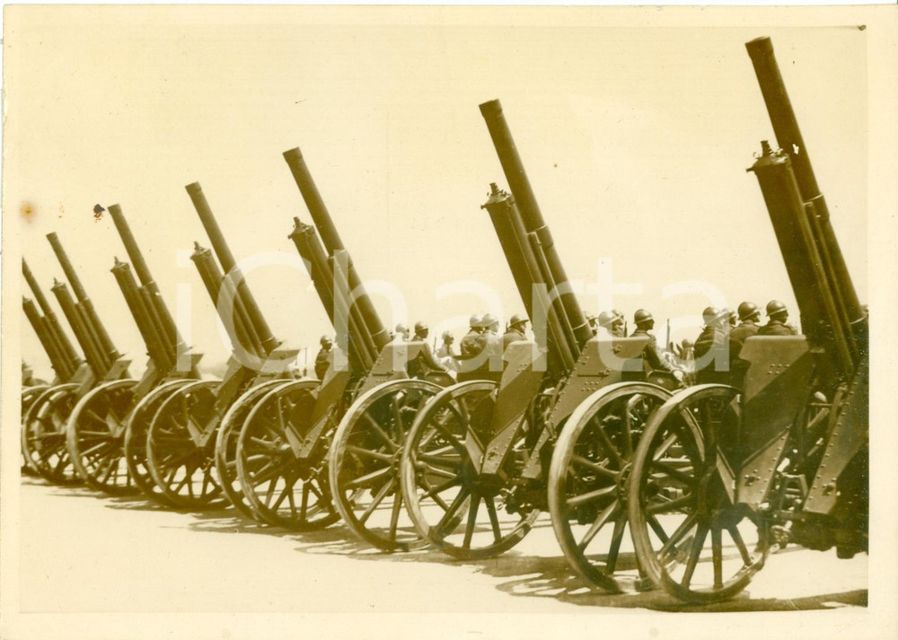 Fotografia d epoca originale 1937 ROMANIA Cannoni antiaerei schierati per festa nazionale rumena FOTOGRAFIA 1