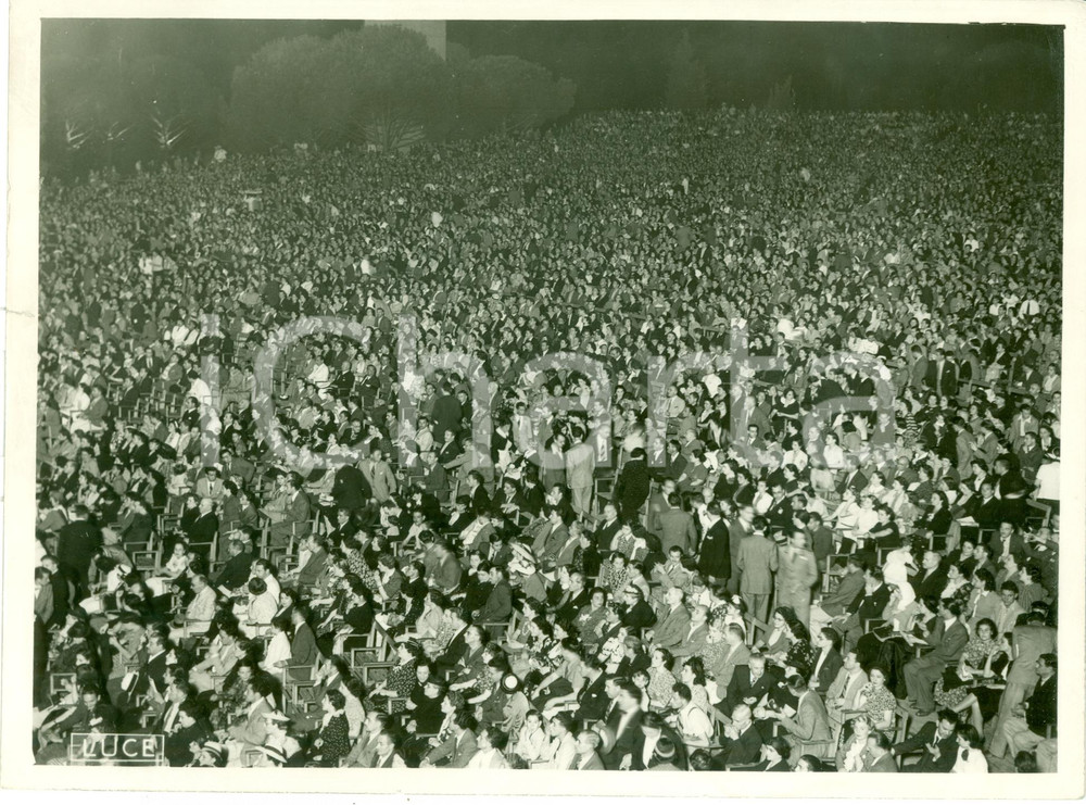 Fotografia d epoca originale 1938 ROMA TERME CARACALLA Pubblico per prima TURANDOT Teatro Ventimila Foto 1