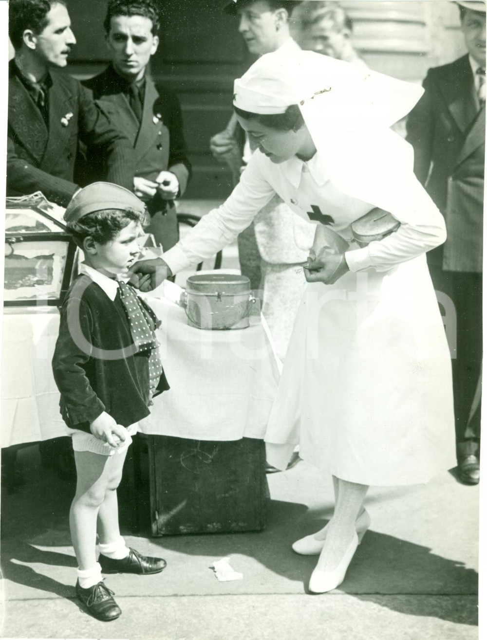 Fotografia d epoca originale 1936 MILANO Crocerossina consegna DOPPIA CROCE a bambino Fotografia 1