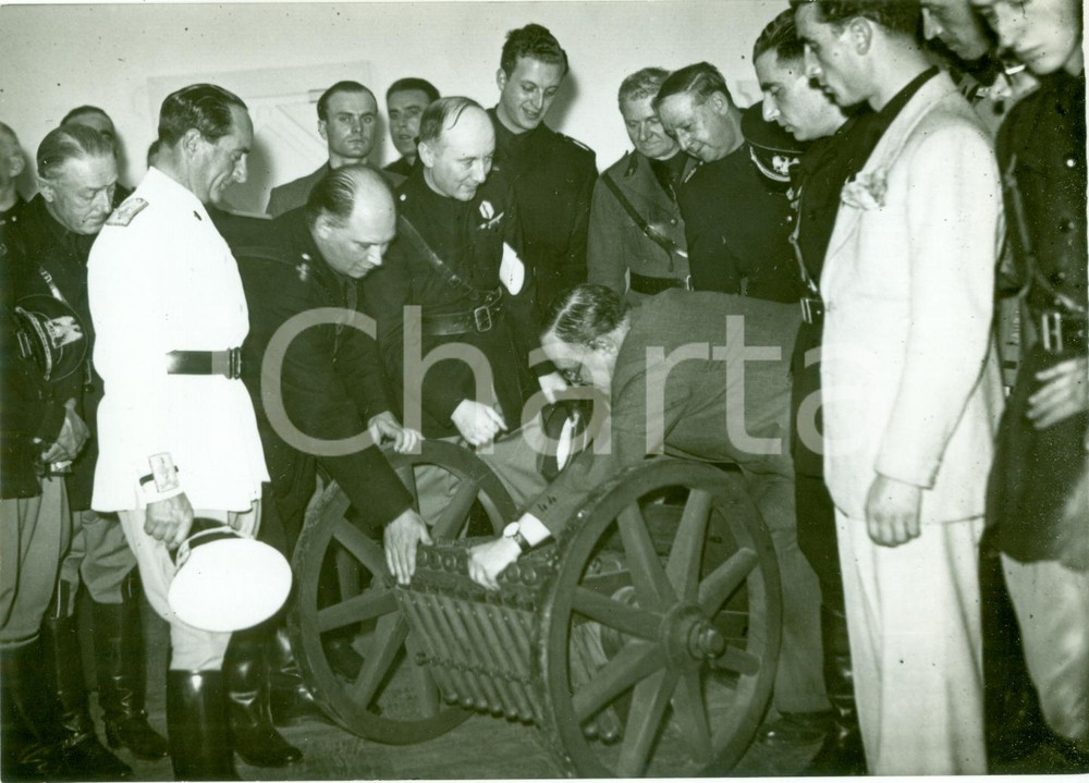 Fotografia d epoca originale 1939 MILANO MOSTRA LEONARDESCA Achille STARACE cannone multiplo Marco ZAMMATTIO 1