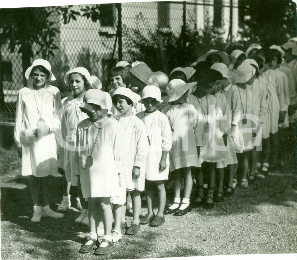 Fotografia d epoca originale 1934 MILANO Bambine in fila per apertura colonie elioterapiche FOTOGRAFIA 1