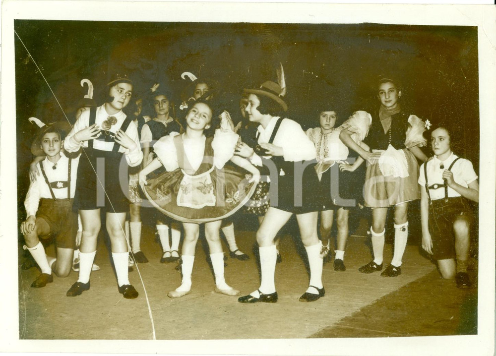Fotografia d epoca originale 1938 ROMA Bambini in costume per recita BEFANA FASCISTA del suburbio Fotografia 1