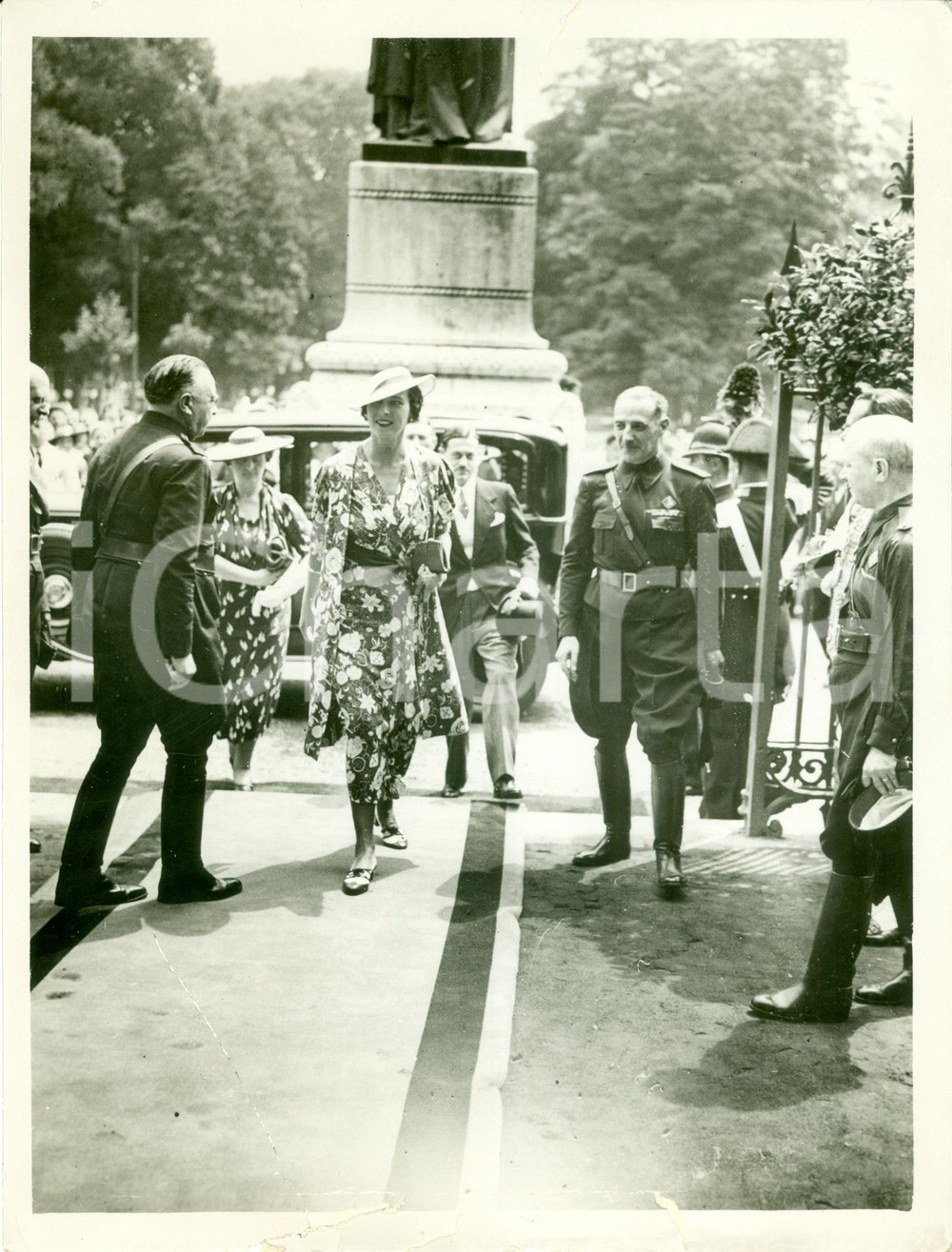 Fotografia d epoca originale 1937 MILANO Maria JosÃ© di SAVOIA visita Liceo Classico MANZONI Foto DANNEGGIATA 1
