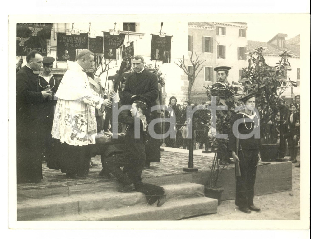 Fotografia d epoca originale 1938 VENEZIA Patriarca Adeodato Giovanni PIAZZA consegna crocifisso ai balilla 1
