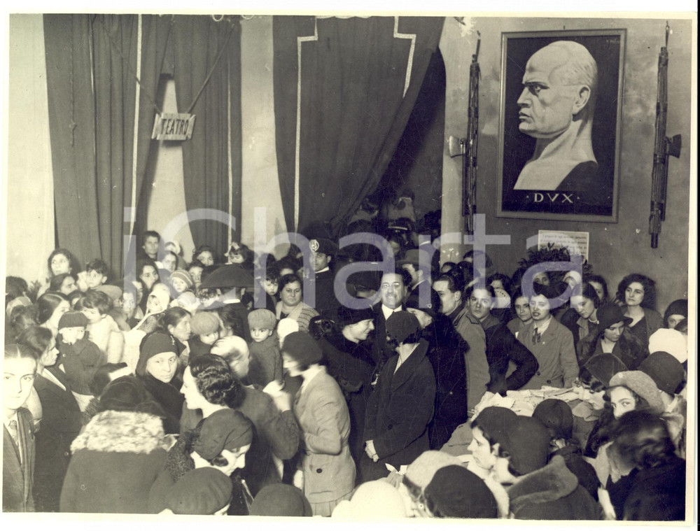Fotografia d epoca originale 1930 ROMA Gruppo Fascista REGOLA Distribuzione di vestiti ai bambini poveri 1