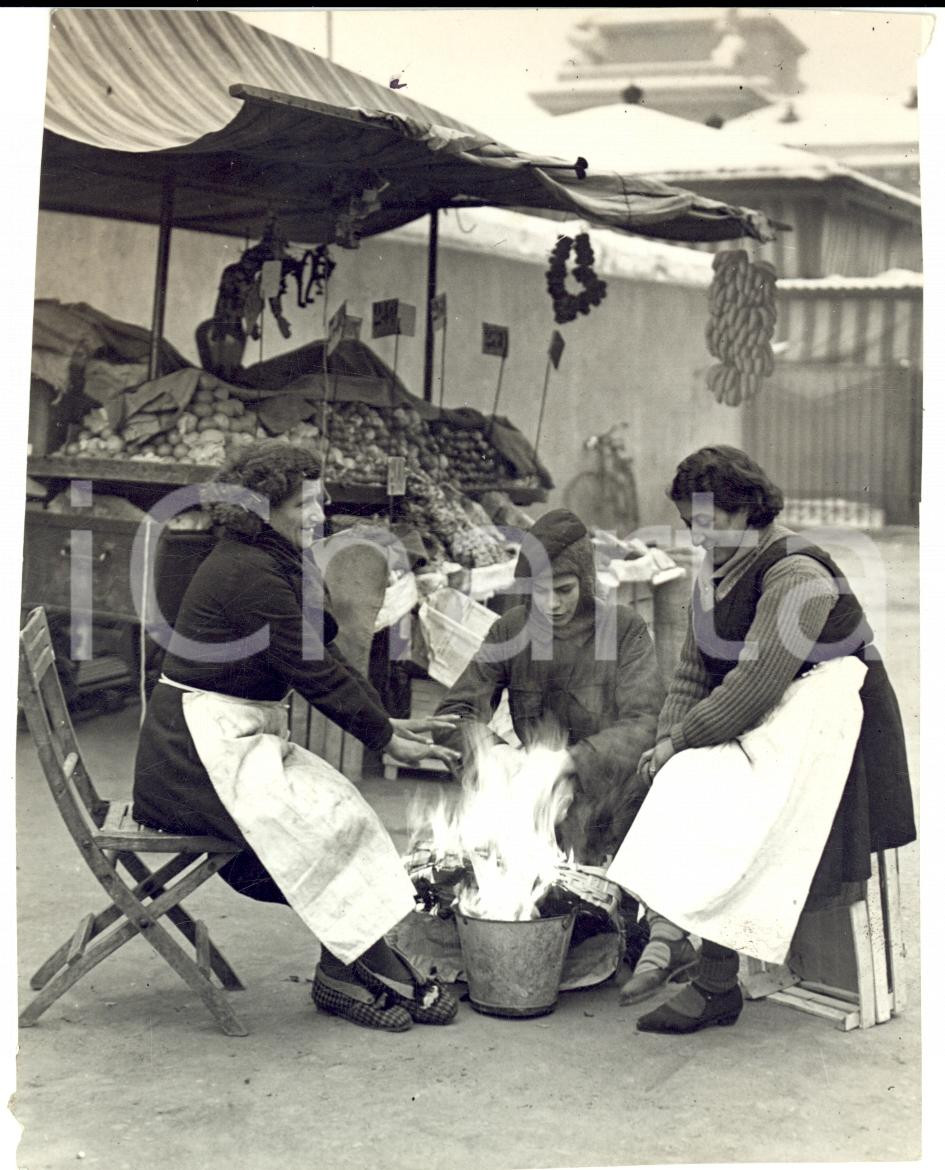 Fotografia d epoca originale 1939 MILANO Venditori ambulanti si scaldano con un braciere Foto 11 x 15 1