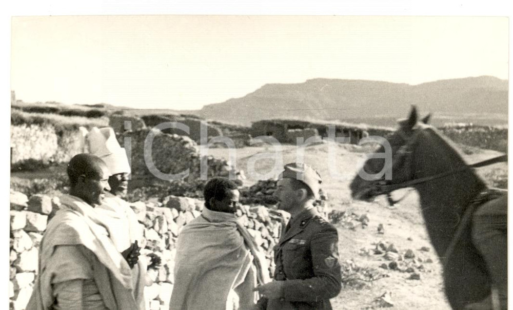 Fotografia d epoca originale 1935 AOI ADIGRAT ETIOPIA Ufficiale della milizia interroga indigeni Foto 13x9 1