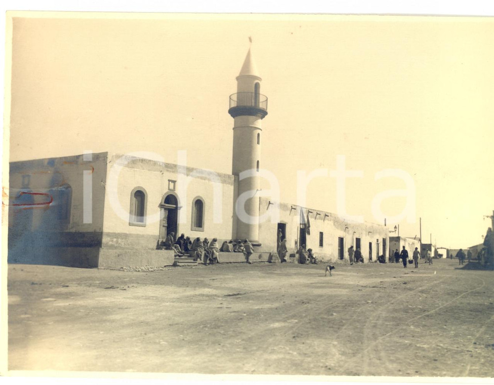 Fotografia d epoca originale 1924 TOBRUK LIBIA Abitanti al sole in PIAZZA DEL RE Fotografia 1