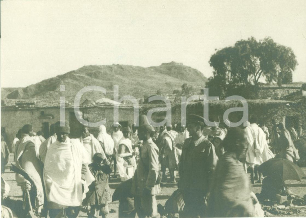 Fotografia d epoca originale 1937 ETIOPIA Ufficiali italiani e indigeni al mercato FOTOGRAFIA 1
