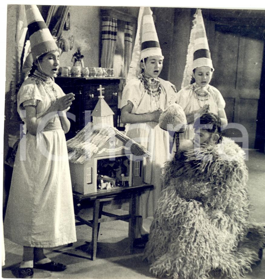 Fotografia d epoca originale 1937 GERMANIA Bambini in costume davanti al presepio cantano inni natalizi FOTO 1