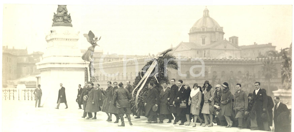 Fotografia d epoca originale 1930 ca ROMA Dopolavoristi CITROEN rendono omaggio al MILITE IGNOTO Foto LUCE 1