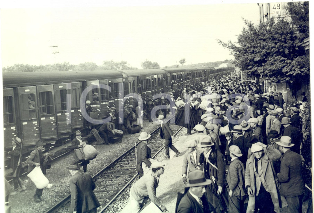 Fotografia d epoca originale 1931 CISTERNA DI LATINA Arrivo 1000 operai toscani OPERA NAZIONALE COMBATTENTI 1