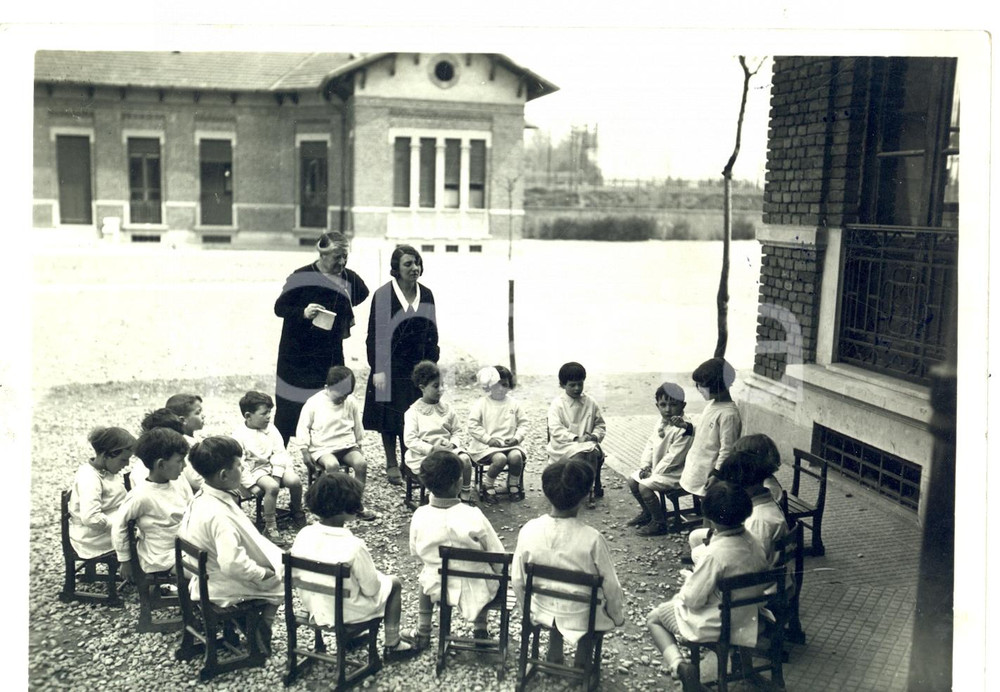 Fotografia d epoca originale 1931 MILANO ? Scuola materna  Conversazione all aperto tra bambini in circolo 1
