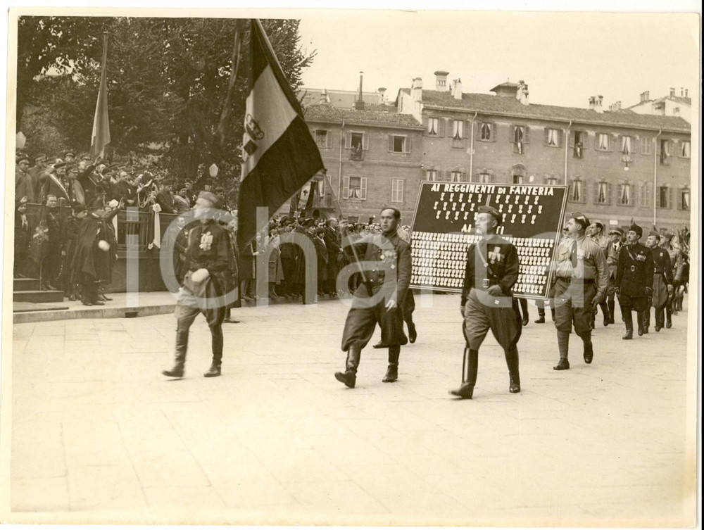 Fotografia d epoca originale 1935 MILANO Annuale Vittoria  Fanti con medagliere presso Monumento ai Caduti 1