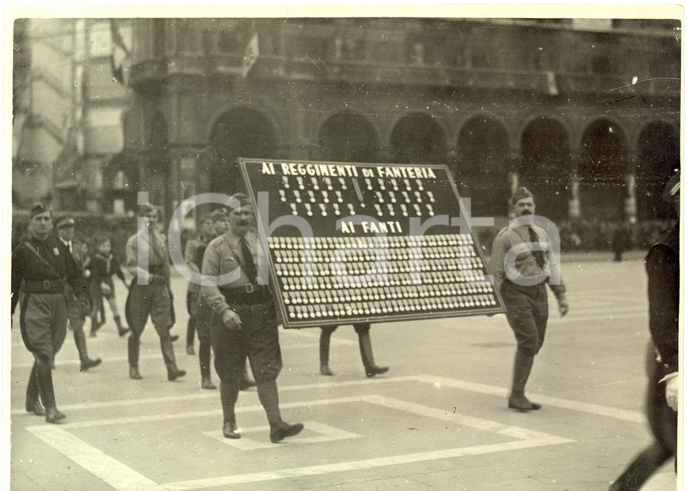 Fotografia d epoca originale 1935 MILANO Annuale VITTORIA Fanti con medagliere presso il Monumento ai Caduti 1