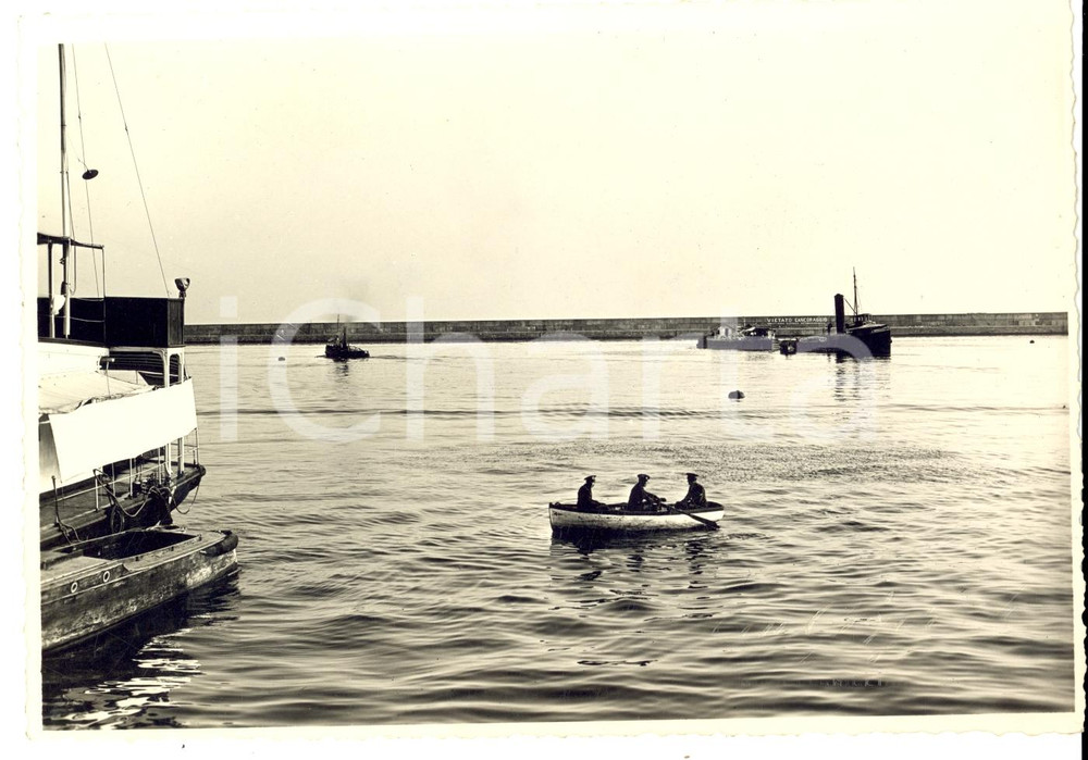 Fotografia d epoca originale 1935 GENOVA MVSN Milizia PORTUARIA perlustra il porto in scialuppa Foto AGOSTO 1